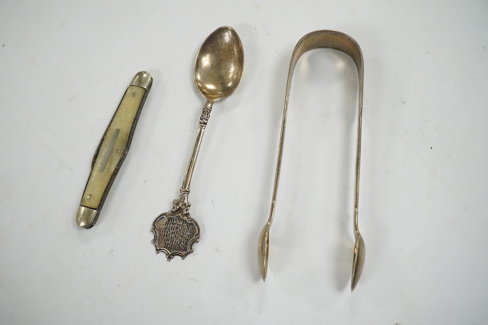 Two silver fruit knives, one other pocket knife and a quantity of other items including sundry minor silver flatware, 18.3oz. Condition - poor to fair